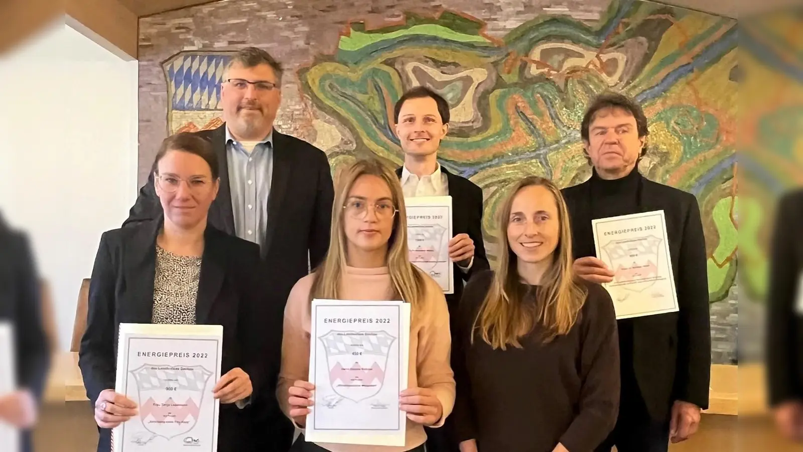 Die Gewinner des Energiepreises 2022 (von li) Tanja Lademann, Landrat Stefan Löwl, Frau Dübener für Dennis Rohner, Dr. Alexander Mlynek, Carmen Glaser, Klimaschutzbeauftragte des Landratsamts und Dr. Andreas Häne. (Foto: Michaela Blanke / LA Dachau)