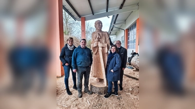 Susanne Allers, Clemens Heinl, Susanne Köhler und Prof. Wilhelm Liebhart (von li) vor der Holzskulptur „Der heilige Alto”. (Foto: Susanne Allers)