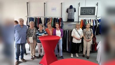 Shop-Organisator Günther Wolf (l.) mit dem ehrenamtlichen Team im RotKreuzShop. (Foto: BRK - Kreisverband Dachau)