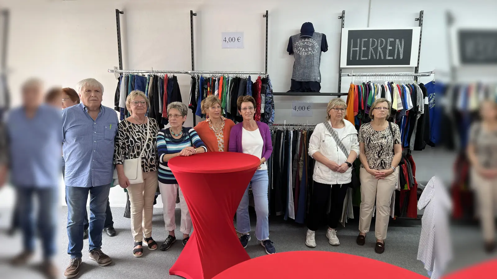 Shop-Organisator Günther Wolf (l.) mit dem ehrenamtlichen Team im RotKreuzShop. (Foto: BRK - Kreisverband Dachau)