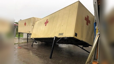 Zwei der drei beschädigten Container der Internationalen Hilfe. (Foto: BRK Dachau)