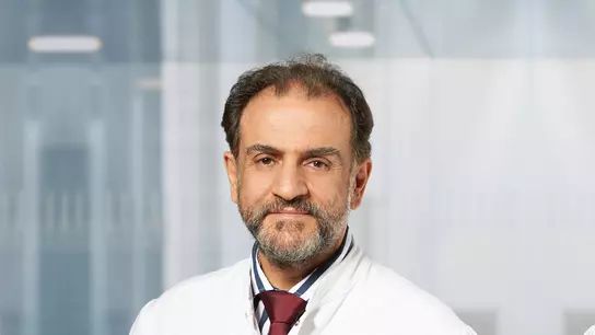 Chefarzt Dr. Reza Ghotbi gibt Tipps, wie Reisende einer Thrombose vorbeugen können. (Foto: Helios)
