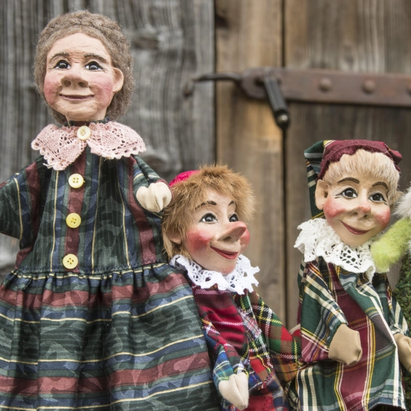 Kasperltheater am 1. Mai: Das Maibaumaufstellen lässt sich auch der Kasperl nicht entgehen. (Foto: Markus Wasmeier)