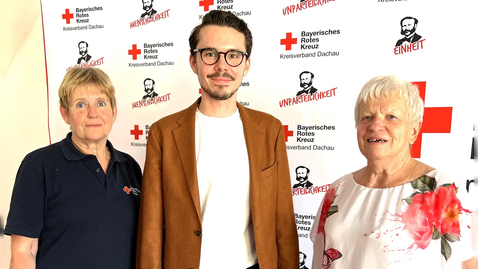 Angelika Gumowski, Dennis Behrendt und Inge Kiening (re) laden zum Seniorentanz ein. (Foto: BRK Dachau)