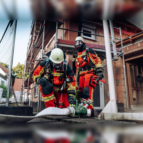 Um den großen Wasserbedarf zu decken, musste eine Wasserversorgung über das Hydrantennetz sichergestellt werden. (Foto: Kreisbrandinspektion)