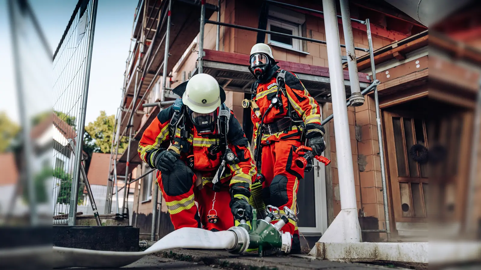 Um den großen Wasserbedarf zu decken, musste eine Wasserversorgung über das Hydrantennetz sichergestellt werden. (Foto: Kreisbrandinspektion)