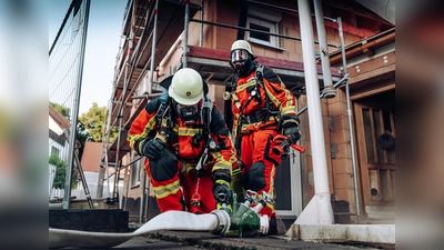 Um den großen Wasserbedarf zu decken, musste eine Wasserversorgung über das Hydrantennetz sichergestellt werden. (Foto: Kreisbrandinspektion)
