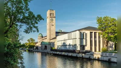 Ab 8. Juli geht es durch einen neuen Eingang ins Deutsche Museum. Dafür wurde eigens ein Gebäude an der Uferstraße errichtet. Damit der Weg von der Ludwigsbrücke bis zur Corneliusbrücke zum Flanieren frei ist, führt ein Steg am Eingangsgebäude vorbei. (Foto: Deutsches Museum / Alexander Goettert www.PLAN-BILD.de )