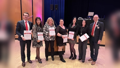 Im Rahmen der BRK-Jahresabschlussfeier wurden für ihre jahrelange Dienstzugehörigkeit (von li) Dennis Behrendt, Diana Tielman, Sandra Krollpfeiffer, Julia Noß, Sonja Lang und Carolin Dorfmüller ausgezeichnet. Übereicht wurde die Urkunde vom BRK-Kreisvorsitzenden Bernhard Seidenath (re). (Foto: BRK Dachau)