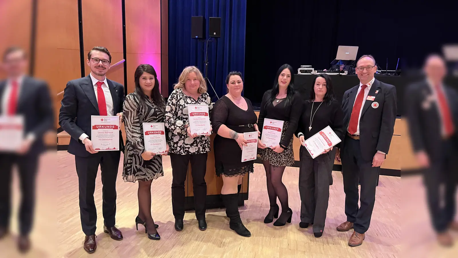 Im Rahmen der BRK-Jahresabschlussfeier wurden für ihre jahrelange Dienstzugehörigkeit (von li) Dennis Behrendt, Diana Tielman, Sandra Krollpfeiffer, Julia Noß, Sonja Lang und Carolin Dorfmüller ausgezeichnet. Übereicht wurde die Urkunde vom BRK-Kreisvorsitzenden Bernhard Seidenath (re). (Foto: BRK Dachau)