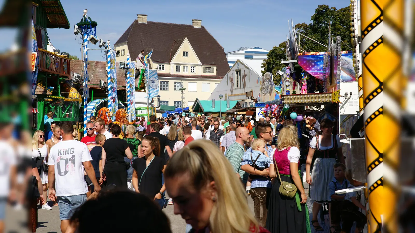 Gebrannte Mandeln, knusprige Gillhendl, fröhliches Kreischen aus den Fahrgeschäften und gute Laune: das ist das Dachauer Volksfest. (Foto: Sebastian Leiß)