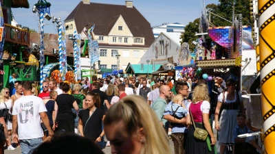 Gebrannte Mandeln, knusprige Gillhendl, fröhliches Kreischen aus den Fahrgeschäften und gute Laune: das ist das Dachauer Volksfest. (Foto: Sebastian Leiß)