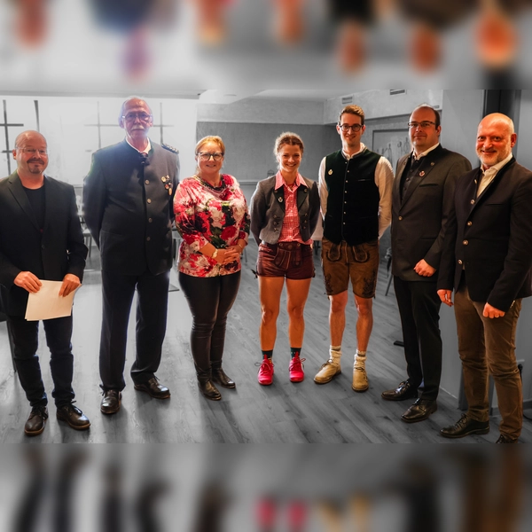 Freude bei der Übergabe der Schützennadeln (v.l.): Jan Mordhorst (1. Abteilungsleiter Bogenschießen), Claus Eder (Zweiter Gauschützenmeister), Katja Graßl (Zweite Bürgermeisterin Dachau), Kornelia Bauer (Zweitplatzierte), Anton Hantschmann (Schützenkönig), Alexander Asselborn (Drittplatzierter) und Wolfgang Moll (Vorsitzender TSV Dachau 1865). (Foto: TSV Dachau)