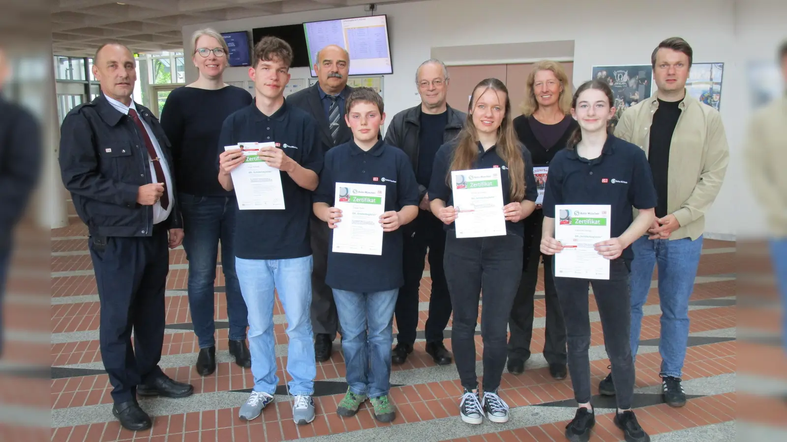 Bei der Zertifikatübergabe (von links): Die SchülerInnen des Gymnasiums Dachau mit Klaus Figur (S-Bahn München Trainer), Christina Kühnel (Vorsitzende des Elternbeirates), Tilo Stock (S-Bahn München), Kai Kühnel (stellvertretender Bürgermeister Dachau), Uta Franz (Betreuungslehrerin) und Patrik Maier (Sicherheitsbeauftragter der Schule).  (Foto: DB)