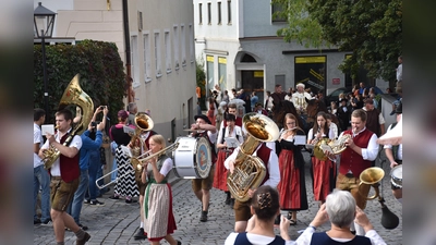 Feierlicher Einzug der hohen Herrschaften, Spielleute, Händler und Handwerker. (Foto: coe)