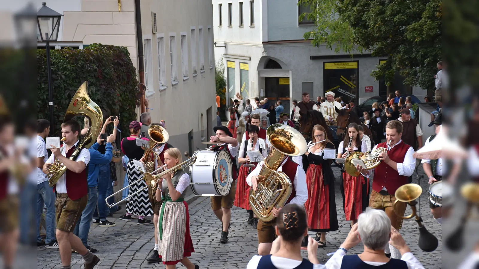 Feierlicher Einzug der hohen Herrschaften, Spielleute, Händler und Handwerker. (Foto: coe)