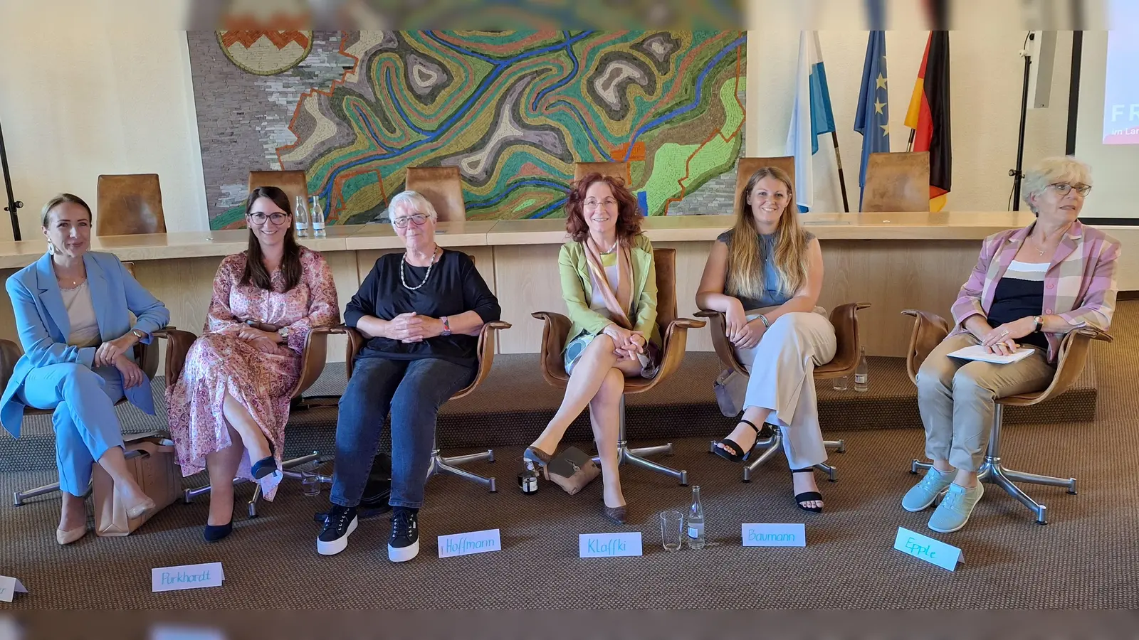Das Podium der Veranstaltung „Frauen – Macht Politik“: Stephanie Burgmaier, Martina Purkhardt, Marese Hoffmann, Marianne Klaffki, Johanna Baumann und Sonja Epple (v. l.) (Foto: Landratsamt Dachau/Susann Haak-Georgius )