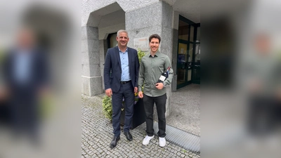 Christian Blatt (li), 1. BGM Erdweg, begrüßt den neuen Erdweger Zahnarzt Dr. Kevin Hummel (re). (Foto: Gemeinde Erdweg)