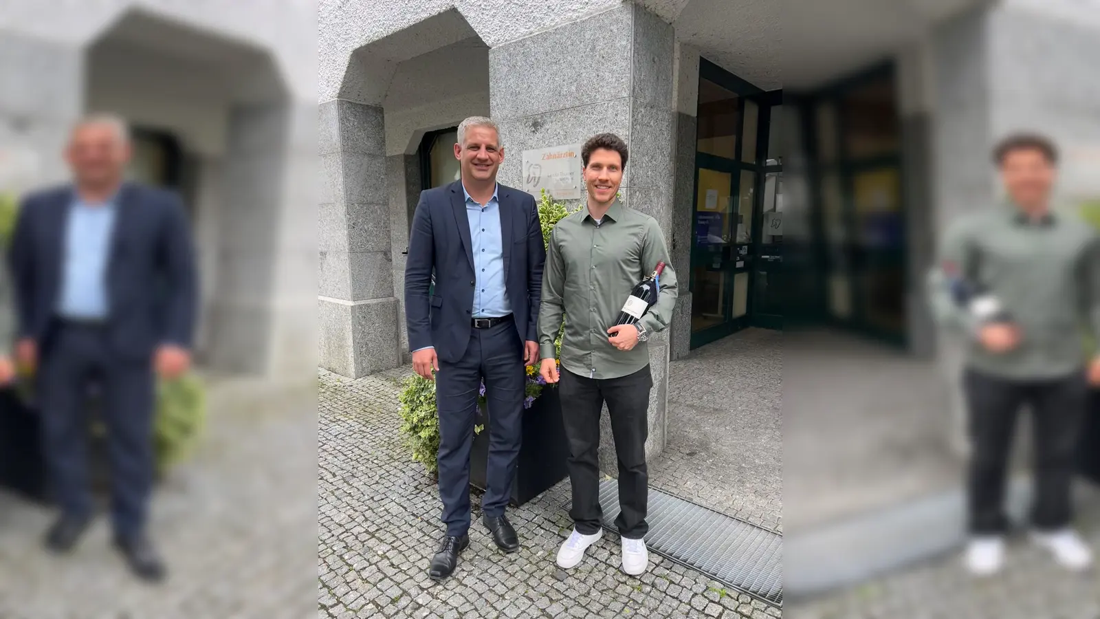 Christian Blatt (li), 1. BGM Erdweg, begrüßt den neuen Erdweger Zahnarzt Dr. Kevin Hummel (re). (Foto: Gemeinde Erdweg)