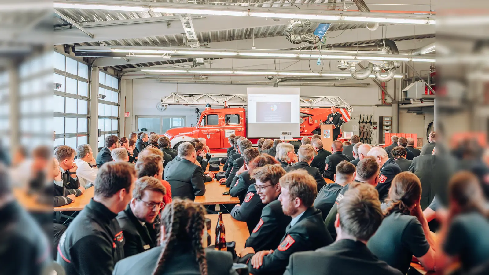 Einige Mitglieder der FF Dachau wurden bei der Jahreshauptversammlung geehrt oder befördert. (Foto: FF Dachau)