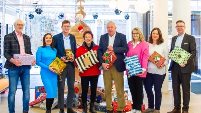 Geschenkübergabe mit (von li) Ingolf Baumgartner (JA), Isabella Brähler (JA), Günter Berger (Betriebsrat), Edda Drittenpreis (Tafel), Thomas Höbel (Vorstandssprecher), Karin Rauscher und Andrea Beider (Organisatorinnen) sowie Johann Schöpfel (Vorstand).<br> (Foto: red)