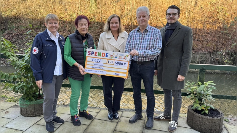 Barbara Sparr (M.) überreicht Edda Drittenpreis (2. v. l.) und Albert Solleder (4. v. l.) den Spendenscheck. Links und rechts außen Angelika Gumowski und Dennis Behrendt. (Foto: red)