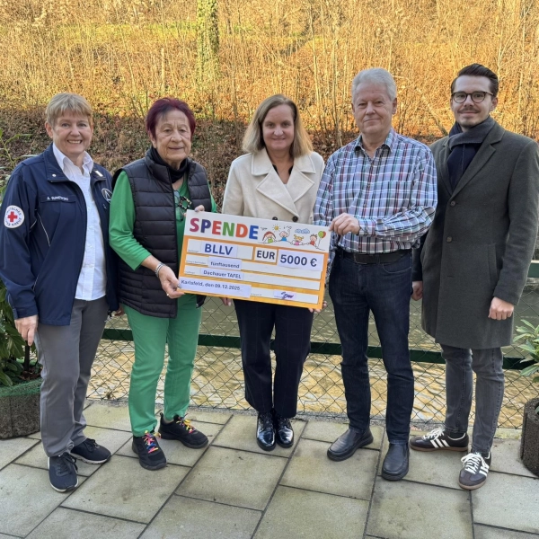 Barbara Sparr (M.) überreicht Edda Drittenpreis (2. v. l.) und Albert Solleder (4. v. l.) den Spendenscheck. Links und rechts außen Angelika Gumowski und Dennis Behrendt. (Foto: red)