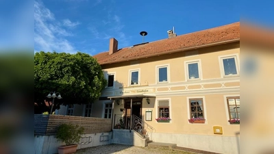 Ein Haus mit Geschichte und Zukunft: Das Wirtshaus Eisenhofen lädt wieder zum gemütlichen Beisammensein und zu geselligen Stunden ein. (Foto: Brauchtum & Maibaum Eisenhofen)
