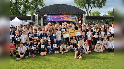 Montessori-Schule Dachau erhält nach der erfolgreichen Teilnahme am diesjährigen VR-Firmen- und Behördenlauf einen Scheck. (Foto: red)