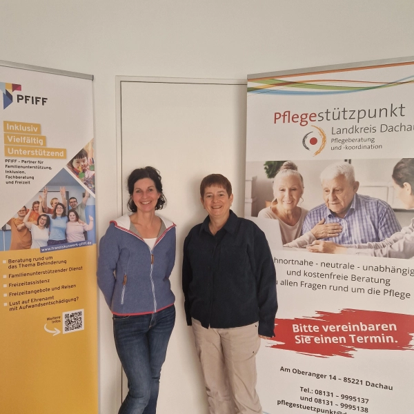 Katrin Loder (l.) von PFIFF und Anke Wolf vom Pflegestützpunkt Dachau informieren über den Pflegegrad bei Kindern und Jugendlichen.<br>  (Foto: Franziskuswerk)