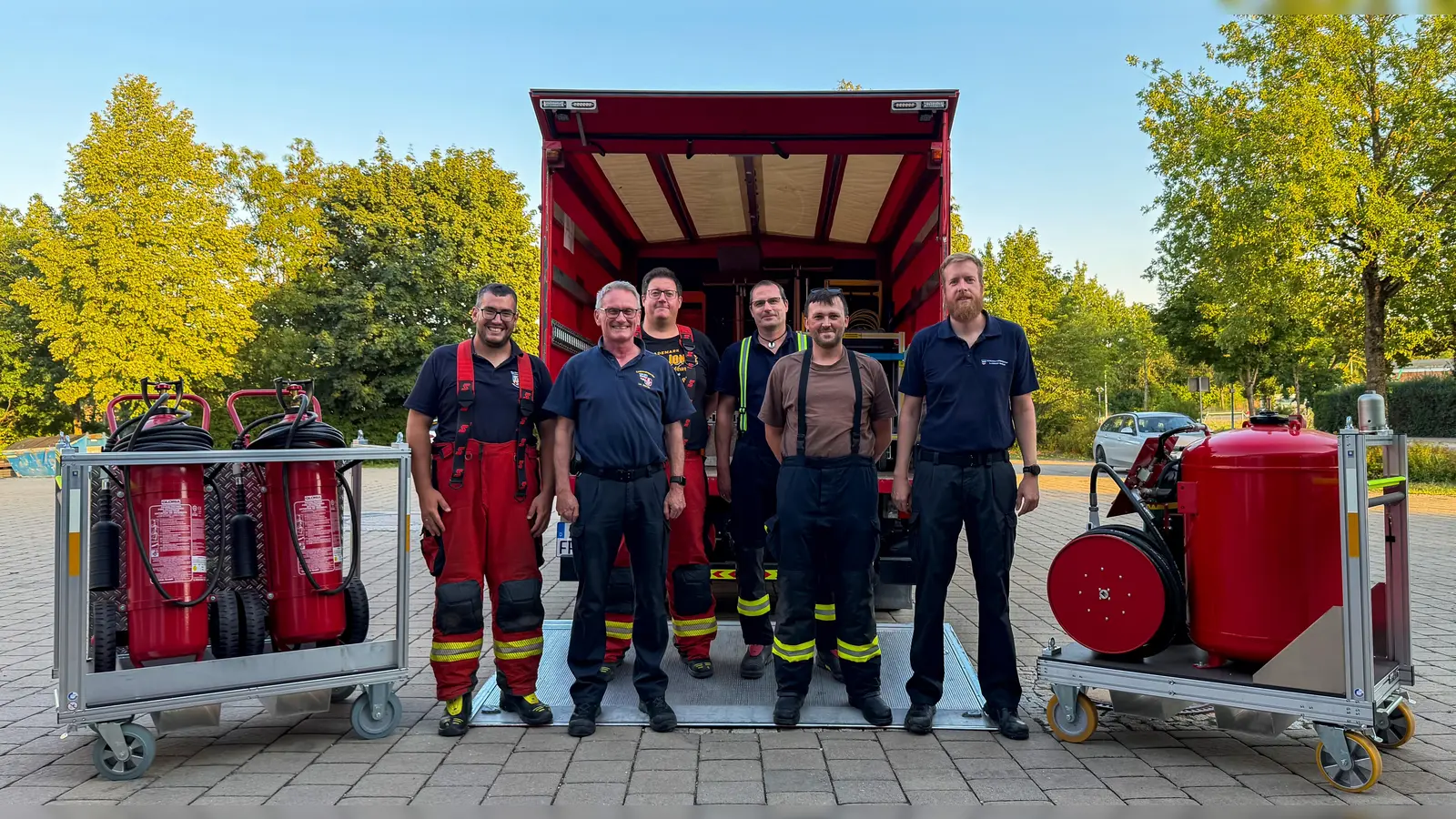Die Rollcontainer für Sonderlöschmittel sind künftig in Pfaffenhofen a.d. Glonn stationiert. (Foto: Feuerwehr Altomünster)