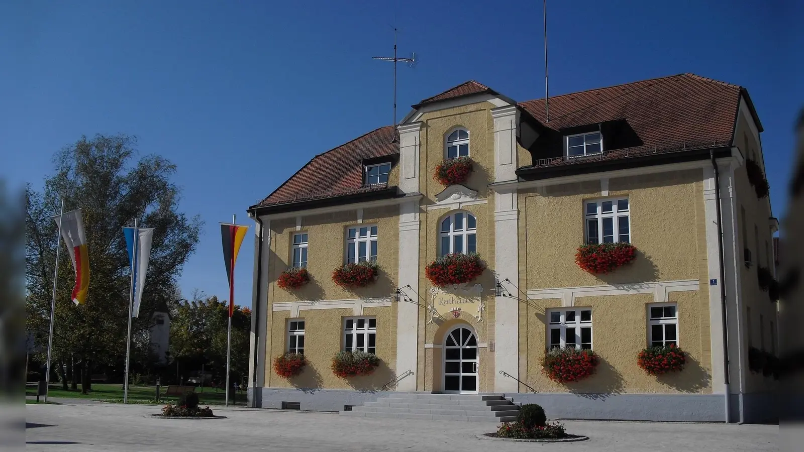 Das Rathaus in der WestAllianz-Gemeinde Maisach, deren Erster Bürgermeister Hans Seidl die Arbeitsgruppe Energie und Klimaschutz innerhalb des regionalen Wirtschaftsverbunds leitet. (Foto: WestAllianz)