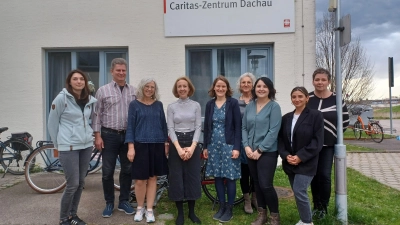 Bezirksrätin Stephanie Burgmaier (Mitte) hat das Caritas-Zentrum besucht und die Arbeit im Bereich Inklusion und Integration gewürdigt. (Foto: Caritas Dachau)