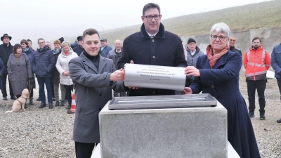 Leiter Abfallwirtschaft Andreas Neumaier, Landrat Martin Bayerstorfer und Claudia Peschel.(v.l.) (Foto: LRA Erding)
