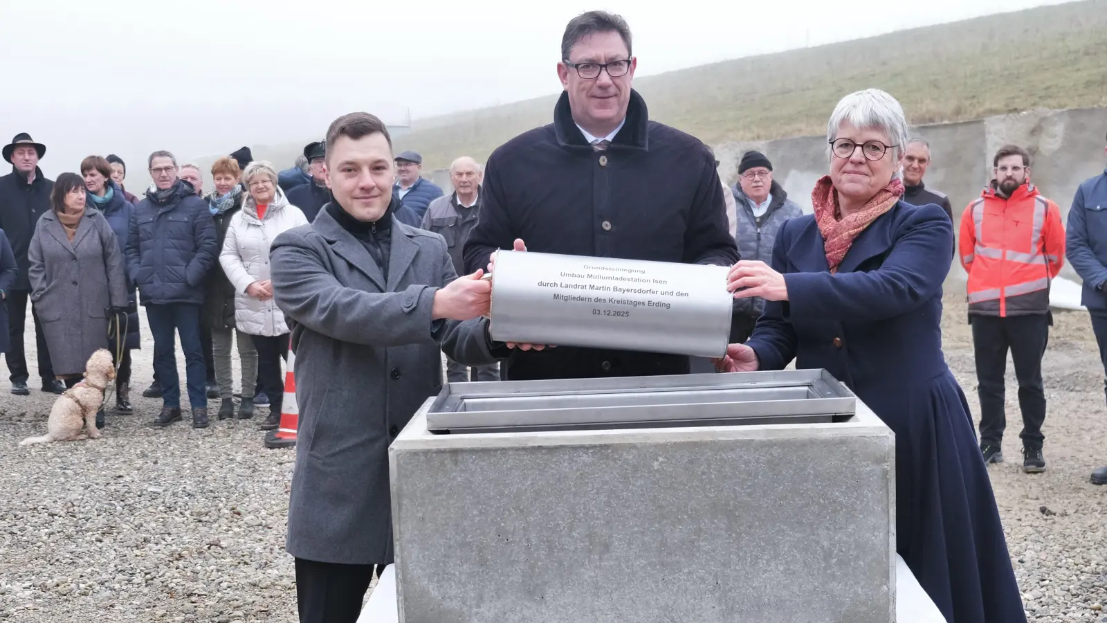 Leiter Abfallwirtschaft Andreas Neumaier, Landrat Martin Bayerstorfer und Claudia Peschel.(v.l.) (Foto: LRA Erding)