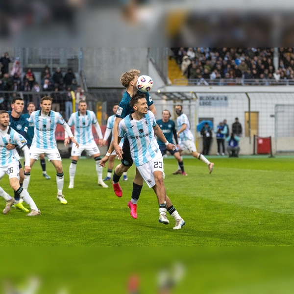 Enges Ringen im Regen: Sechzig und der SV Wehen Wiesbaden.  (Foto: Anne Wild)