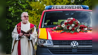 Pfarrer Josef Mayer segnete das neue Einsatzfahrzeug. (Foto: Kreisbrandinspektion Dachau)