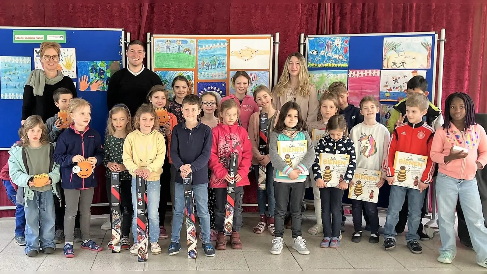 Die Schülerinnen und Schüler freuten sich über die Preisverleihung mit (von li) Rektorin Dorothea Zigldrum, León Hermann und Celina Hammerl. <br> (Foto: VR Bank)