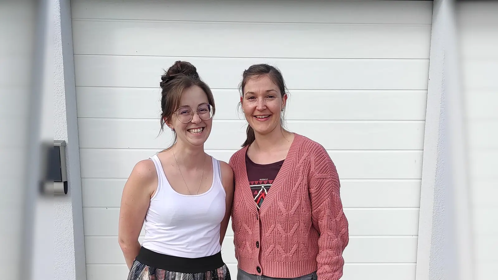 Kendra Zeller und Ariane Scholz (re) hatten die Idee zum großen „Hofflohmarkt Priel” am 5. Mai 2024. (Foto: privat)