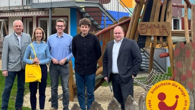 Besuch bei der „Wiege” (von li) Johann Heitmair, Stephanie Burgmaier, Sebastian Zollbrecht, Phillipp Barth und Markus Trinkl.  (Foto: CSU)