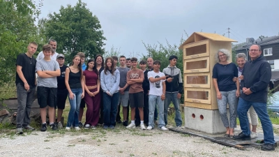 Der von den Schülern der Mittelschule Markt Indersdorf gebaute Bücherschrank bietet jede Menge Platz für spannenden und unterhaltsamen Lesestoff. (Foto: Rieger)