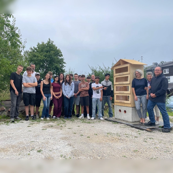 Der von den Schülern der Mittelschule Markt Indersdorf gebaute Bücherschrank bietet jede Menge Platz für spannenden und unterhaltsamen Lesestoff. (Foto: Rieger)