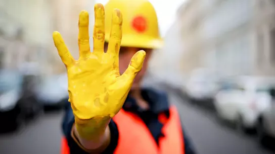 Rechten Stimmungsmachern am Arbeitsplatz die Gelbe Hand zeigen, eine Aktion für Azubis. (Foto: IG Bauen-Agrar-Umwelt)