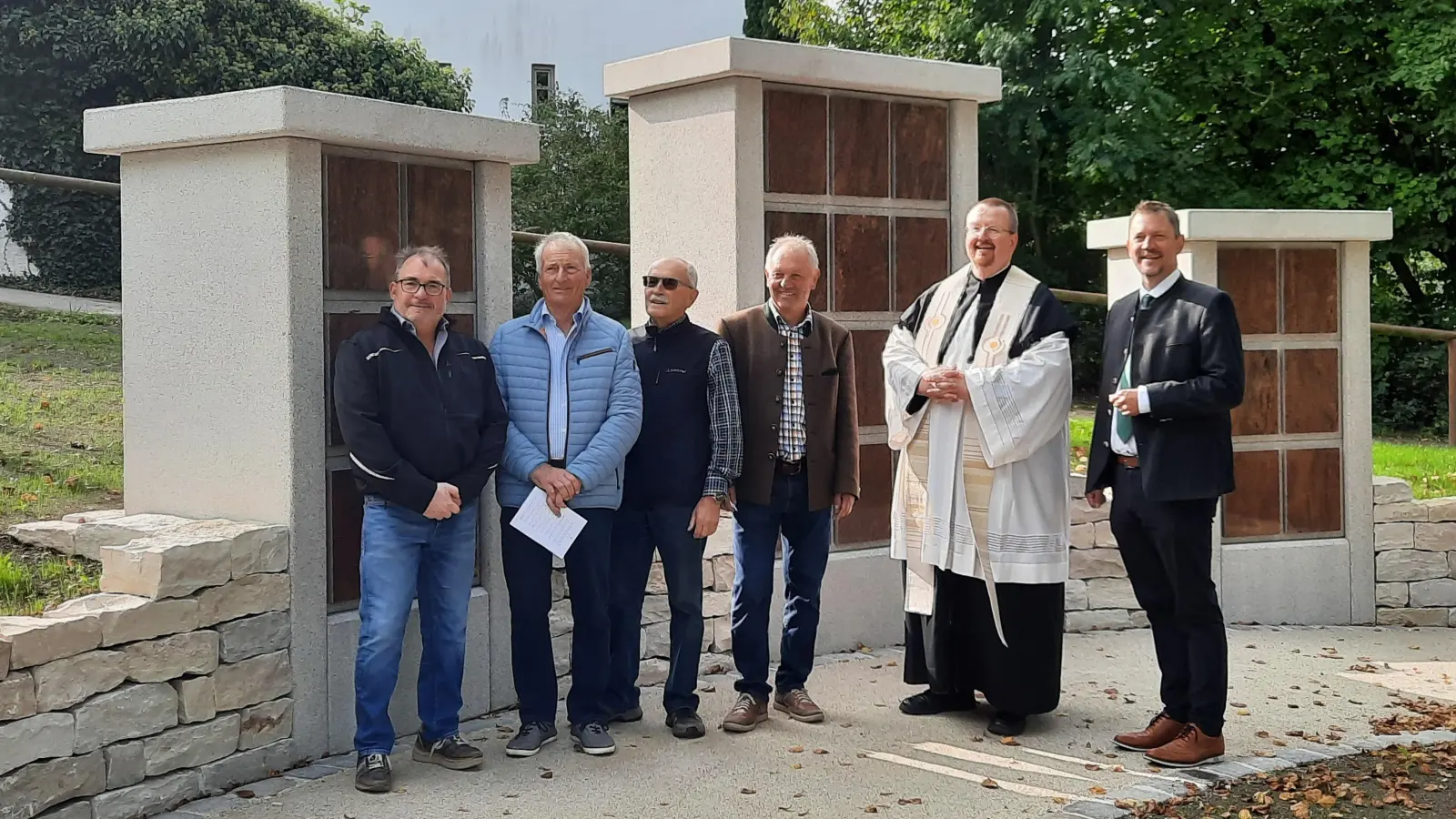 Die 32 neuen Urnenfächer wurde auf dem Friedhof in Lauterbach feierlich eingeweiht. (Foto: Tanja Lindermüller)