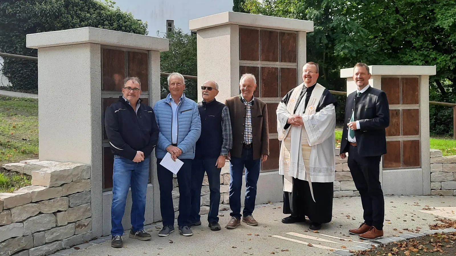 Die 32 neuen Urnenfächer wurde auf dem Friedhof in Lauterbach feierlich eingeweiht. (Foto: Tanja Lindermüller)