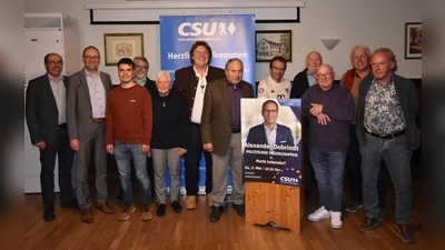 Die gewählten Delegierten und Ersatzdelegierten des CSU- Ortsverbands Schwabhausen (von links): Florian Scherf, Bernhard Seidenath Wahlleitung, Robin Liesche, Markus Richter, Annemarie Loderer, Josef Reischl, Franz Frahammer sen., Markus Arnold, Manfred Sawatzki, Manfred Prößl, Dr. Erwin Weiß und Dieter Blimmel. Nicht auf dem Bild sind Jeanette Huber, Rüdiger Hartmann sowie Tobi Mollnar. (Foto: CSU Schwabhausen)