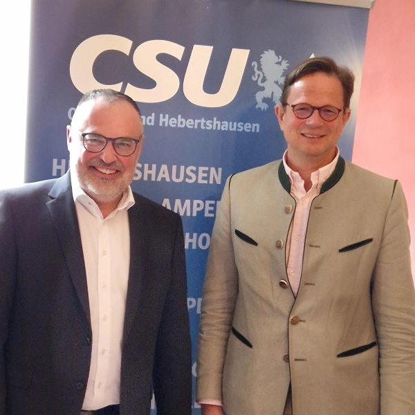 Hans-Jürgen Schreier (links) mit CSU-Ortsvorsitzendem Clemens von Trebra. (Foto: dek)
