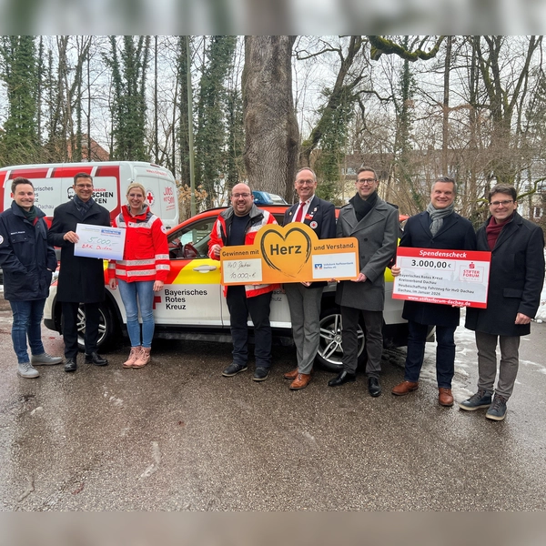 Max Frisch, Jürgen Vogt, Lisa Allert, Benjamin Sanchez, Bernhard Seidenath, Florian Rohrmüller, Benjamin Bertl und Florian Hartmann (v. l.). (Foto: BRK - Kreisverband Dachau)