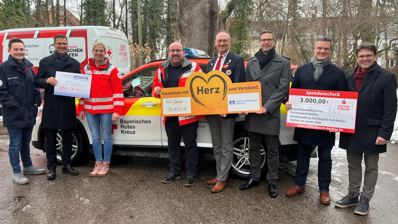 Max Frisch, Jürgen Vogt, Lisa Allert, Benjamin Sanchez, Bernhard Seidenath, Florian Rohrmüller, Benjamin Bertl und Florian Hartmann (v. l.). (Foto: BRK - Kreisverband Dachau)
