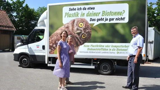 Die Abfallberaterinnen Barbara Mühlbauer-Talbi und Antje Burger mit Landrat Stefan Löwl vor dem neuen Logo der Biomüll-Kampagne. (Foto: Landratsamt Dachau)